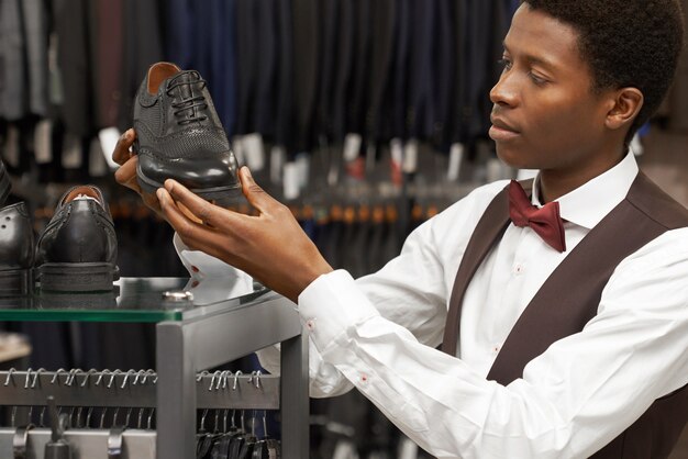 client-choosing-stylish-shoes-shop_7502-4391